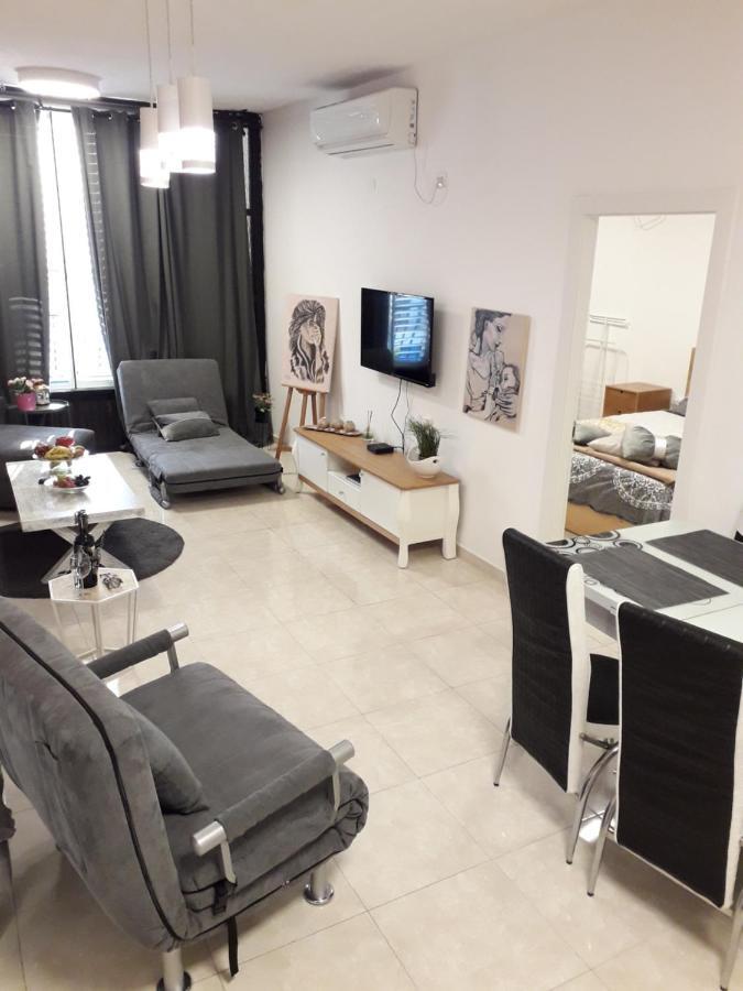 Bat Yam On The Beach Apartment Exterior photo